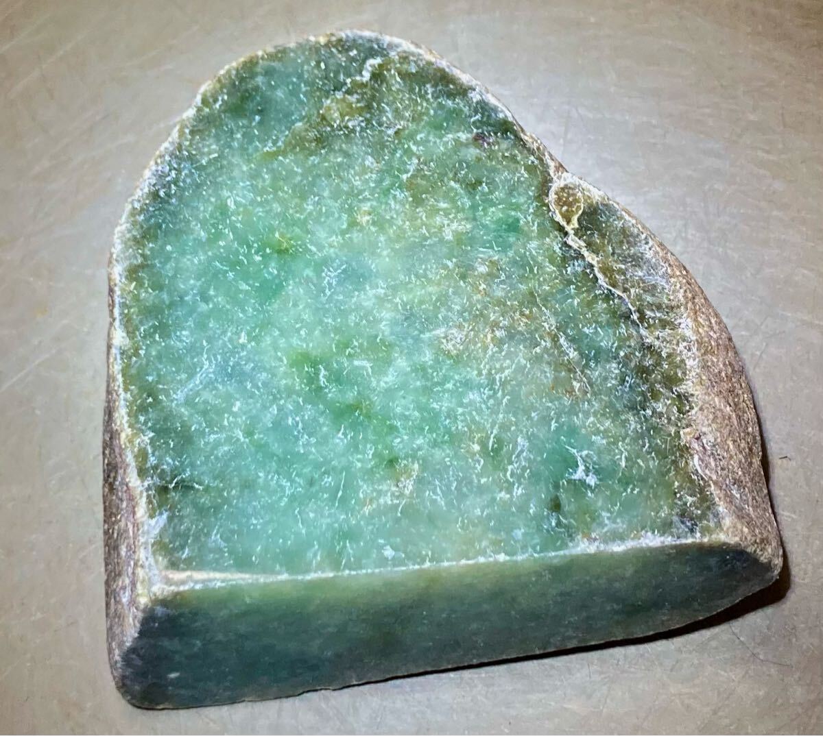 ミャンマー産大きな天然本翡翠原石520g2面カット内1面のみ荒磨き ミャンマー産大きな天然本翡翠原石520g2面カット内1面のみ荒磨き