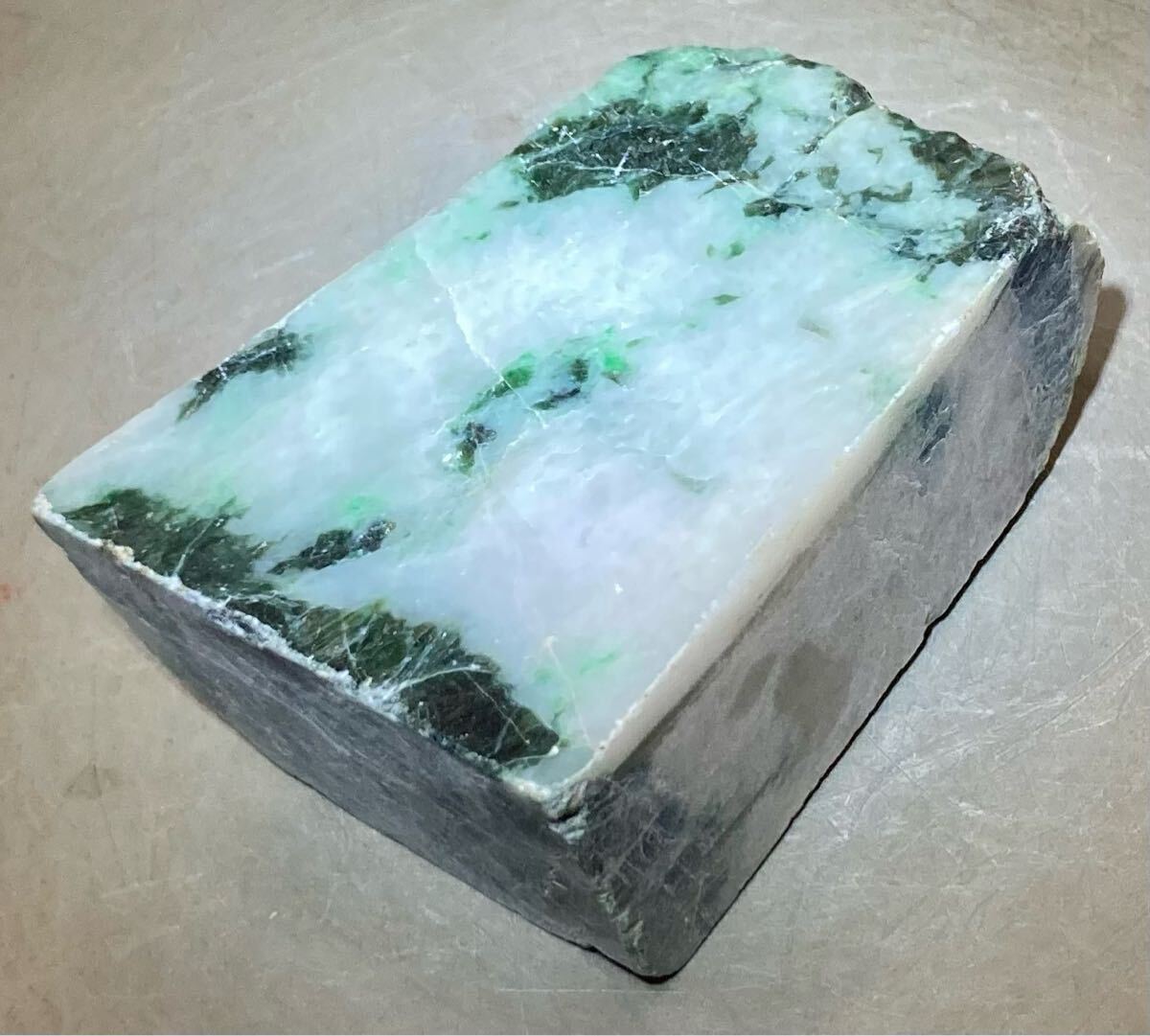 ミャンマー産大きな天然本翡翠原石596g5面カット内1面のみ磨き ミャンマー産大きな天然本翡翠原石596g5面カット内1面のみ磨き