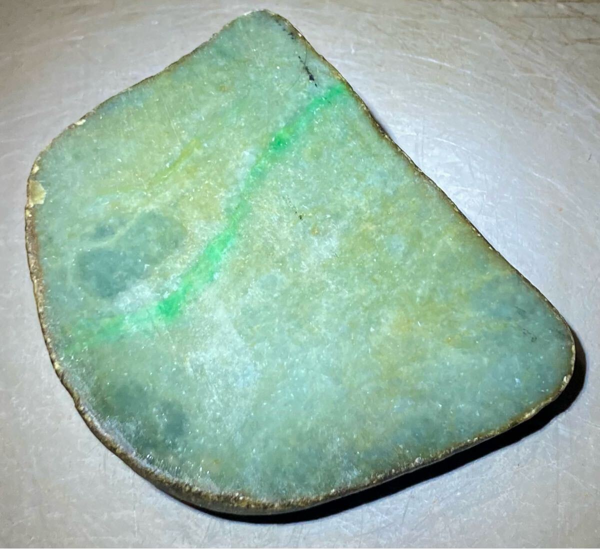 ミャンマー産天然本翡翠原石396g1面カット磨き無し[JADEITE ミャンマー産天然本翡翠原石396g1面カット磨き無し[JADEITE