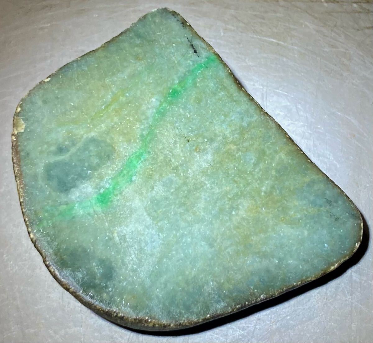ミャンマー産天然本翡翠原石396g1面カット磨き無し[JADEITE ミャンマー産天然本翡翠原石396g1面カット磨き無し[JADEITE