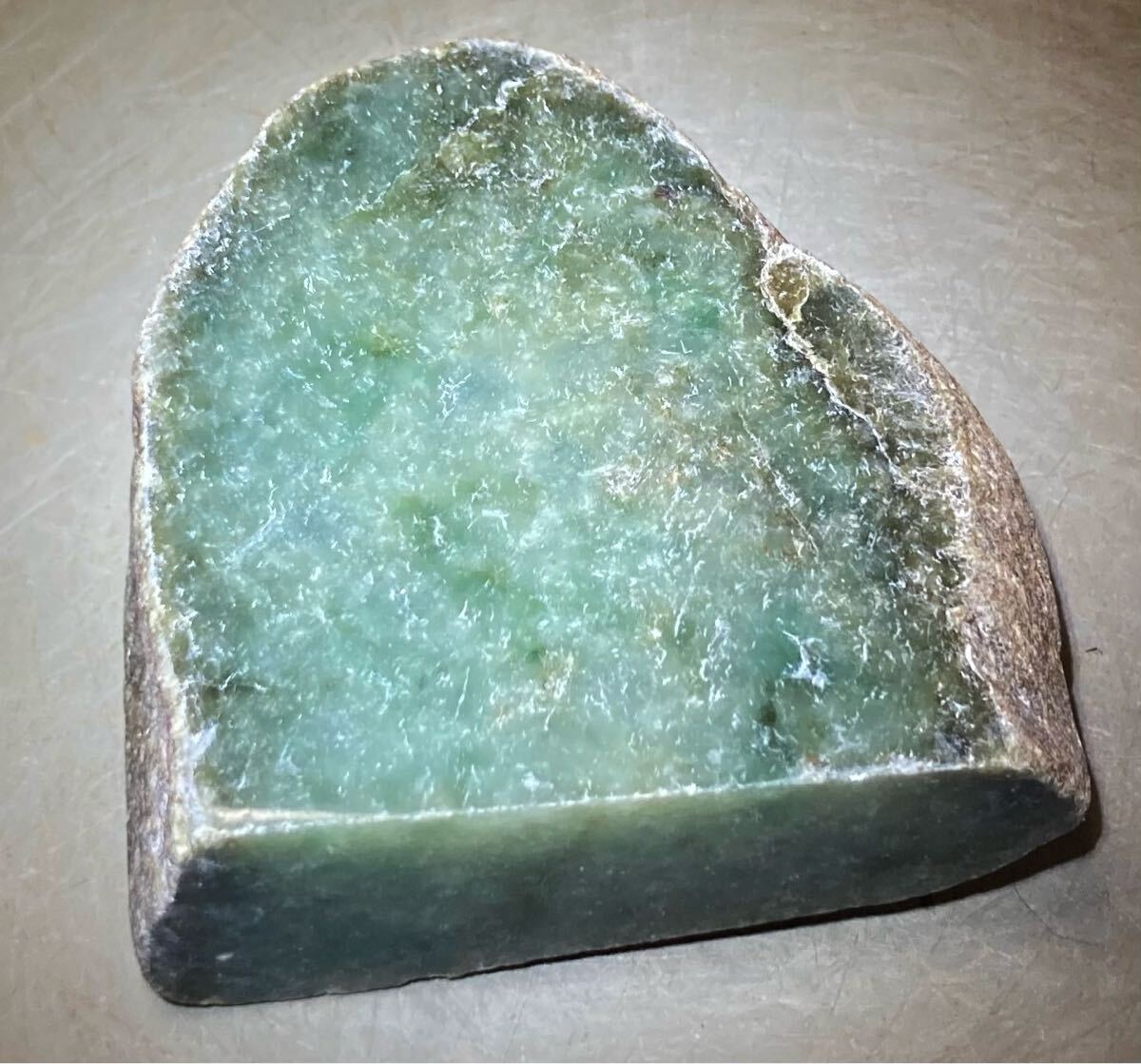 ミャンマー産大きな天然本翡翠原石520g2面カット内1面のみ荒磨き ミャンマー産大きな天然本翡翠原石520g2面カット内1面のみ荒磨き