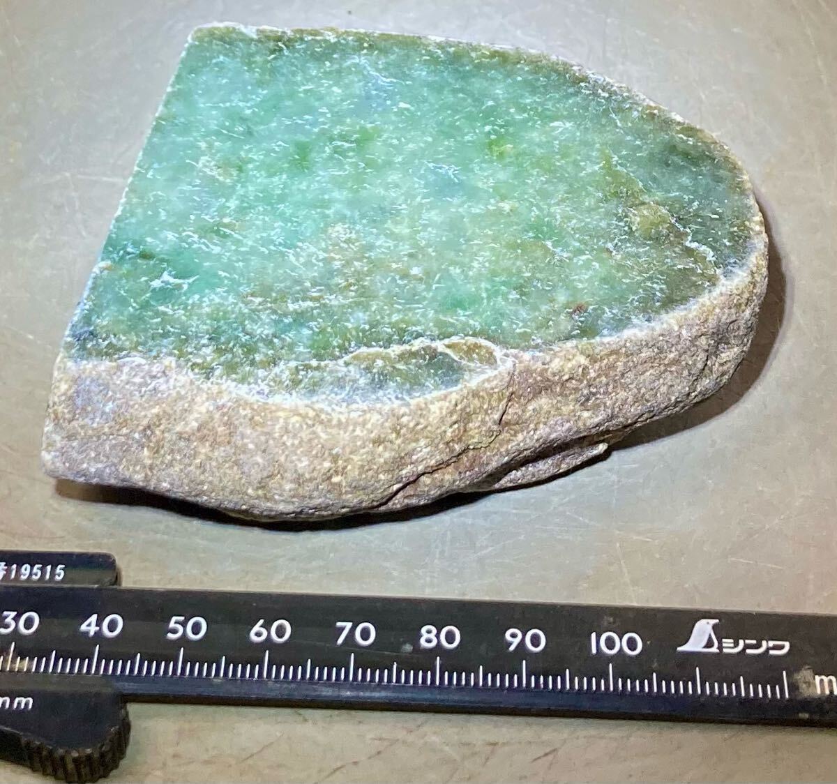 ミャンマー産大きな天然本翡翠原石520g2面カット内1面のみ荒磨き ミャンマー産大きな天然本翡翠原石520g2面カット内1面のみ荒磨き