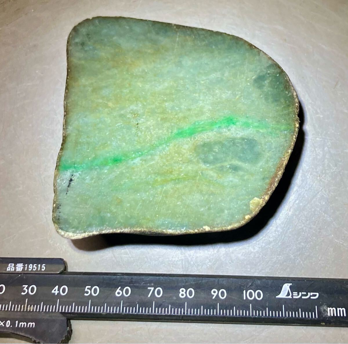 ミャンマー産天然本翡翠原石396g1面カット磨き無し[JADEITE ミャンマー産天然本翡翠原石396g1面カット磨き無し[JADEITE