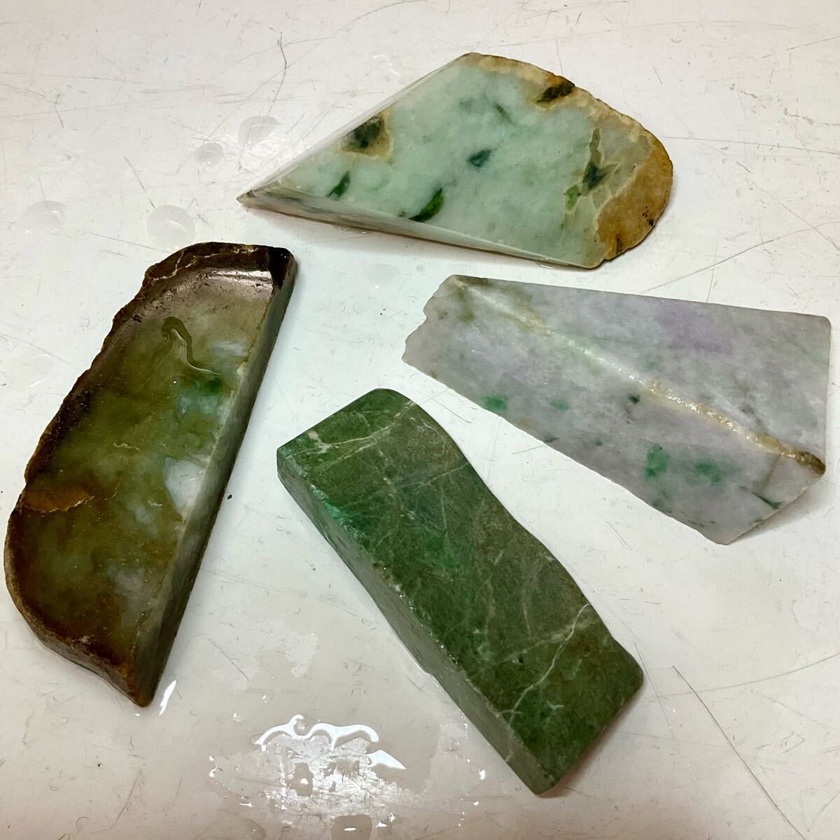 ミャンマー産天然本翡翠原石4pcロットトータル546g[JADEITE ミャンマー産天然本翡翠原石4pcロットトータル546g[JADEITE