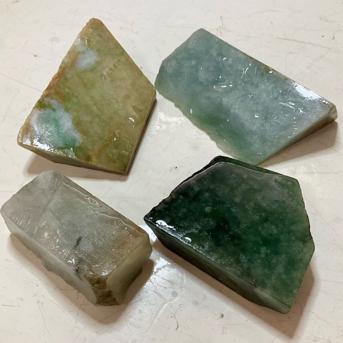 ミャンマー産天然本翡翠原石4pcロットトータル516g[JADEITE ミャンマー産天然本翡翠原石4pcロットトータル516g[JADEITE