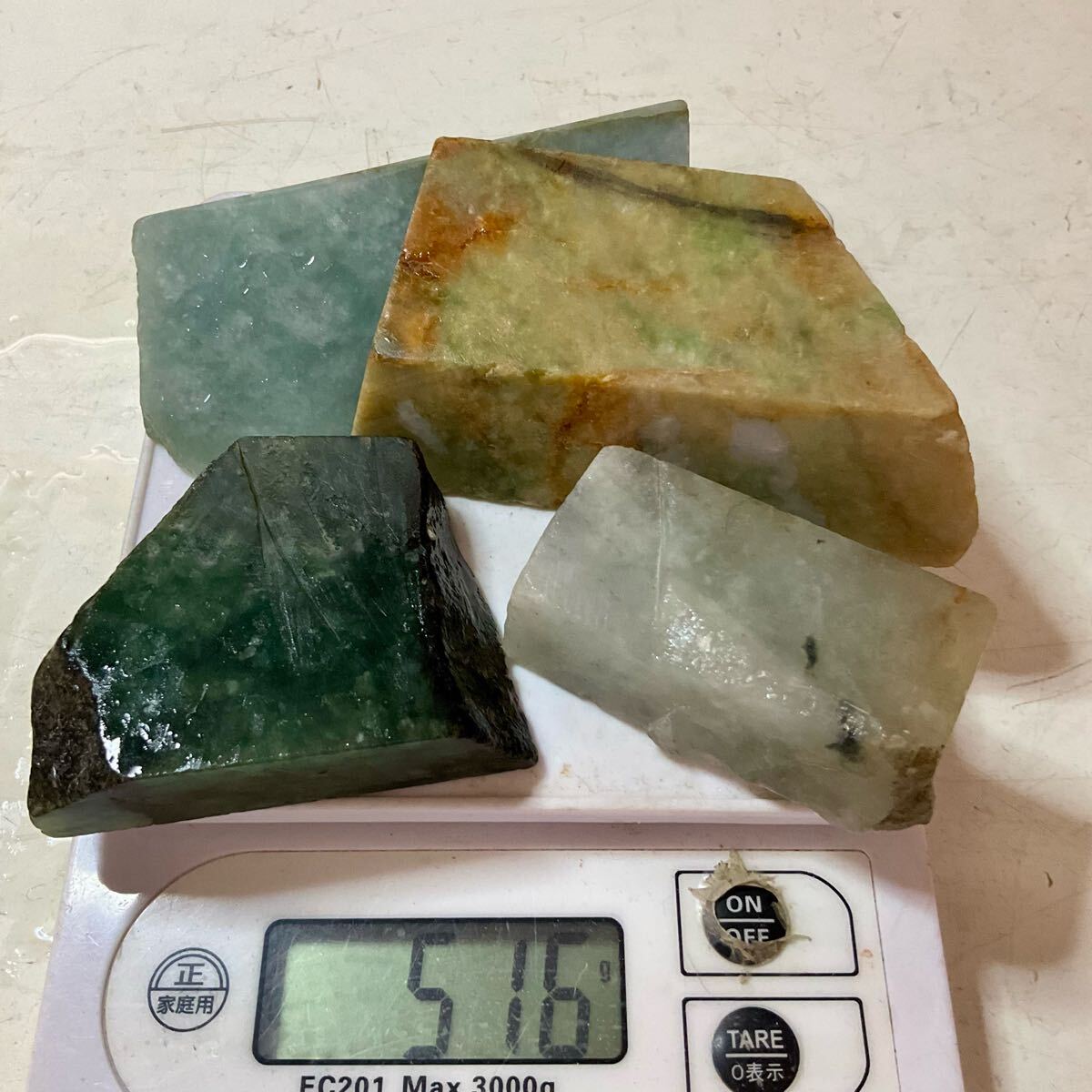 ミャンマー産天然本翡翠原石4pcロットトータル516g[JADEITE ミャンマー産天然本翡翠原石4pcロットトータル516g[JADEITE
