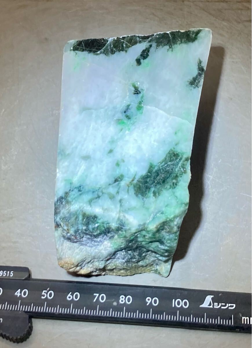 ミャンマー産大きな天然本翡翠原石596g5面カット内1面のみ磨き ミャンマー産大きな天然本翡翠原石596g5面カット内1面のみ磨き