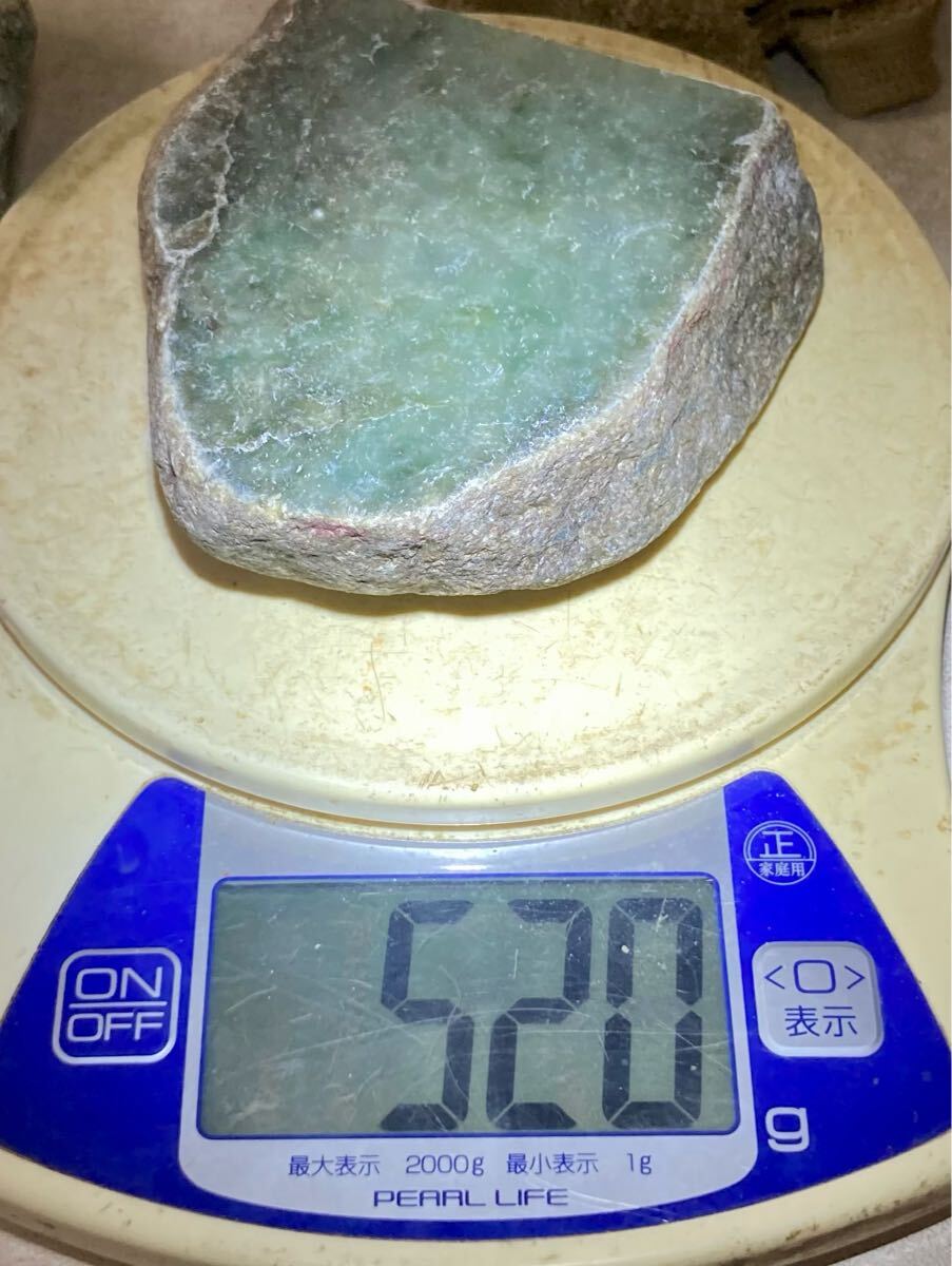 ミャンマー産大きな天然本翡翠原石520g2面カット内1面のみ荒磨き ミャンマー産大きな天然本翡翠原石520g2面カット内1面のみ荒磨き