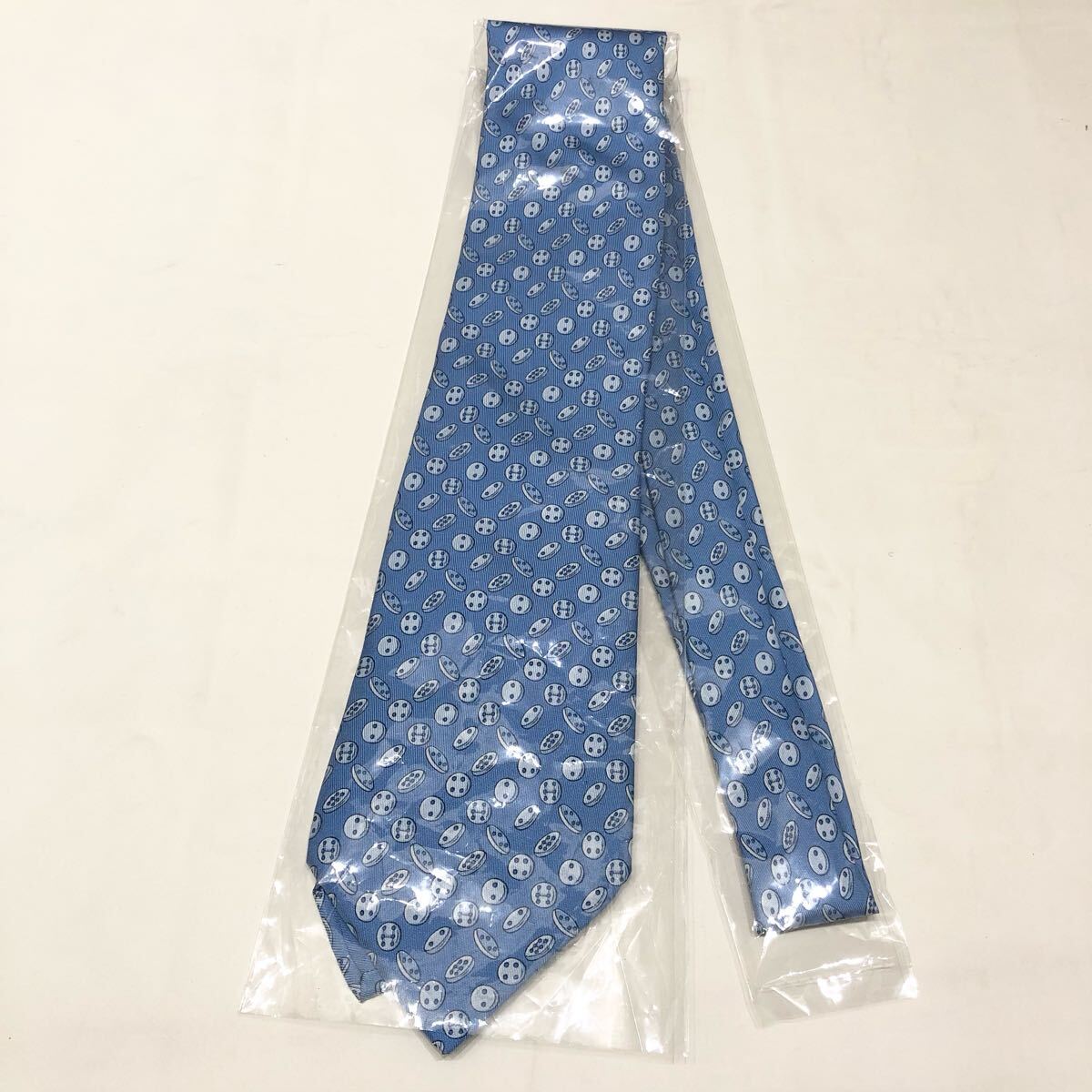 新品 HERMES エルメス ネクタイ シルク100 総柄 ライトブルー 新品 HERMES エルメス ネクタイ シルク100 総柄 ライトブルー