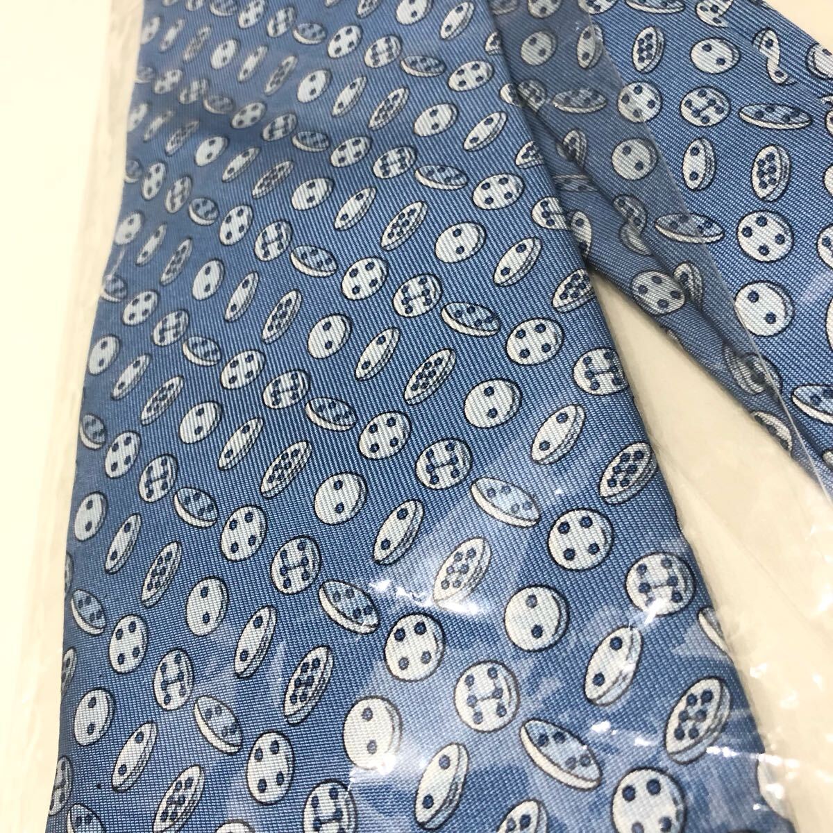 新品 HERMES エルメス ネクタイ シルク100 総柄 ライトブルー 新品 HERMES エルメス ネクタイ シルク100 総柄 ライトブルー