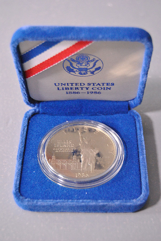 【時間指定不可】 アメリカ 1986 自由の女神像 1ドル銀貨 100年 記念硬貨 箱付き コレクション