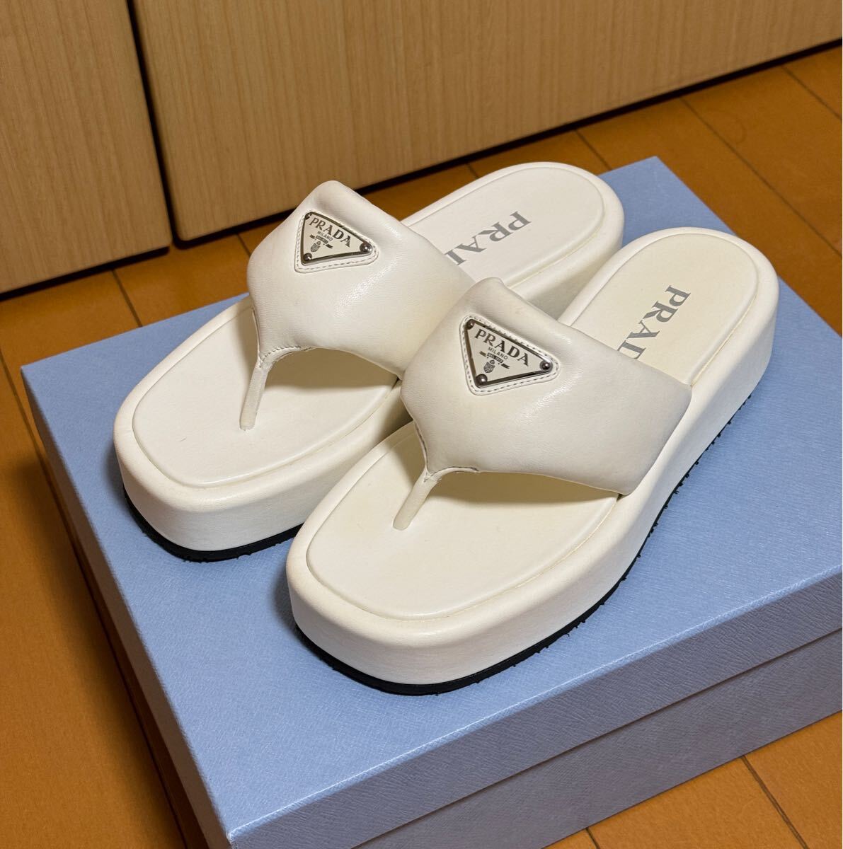 【PRADA】レザー トング サンダル★ホワイト PRADA ソフトパデッドナッパレザー トングウェッジサンダル 36