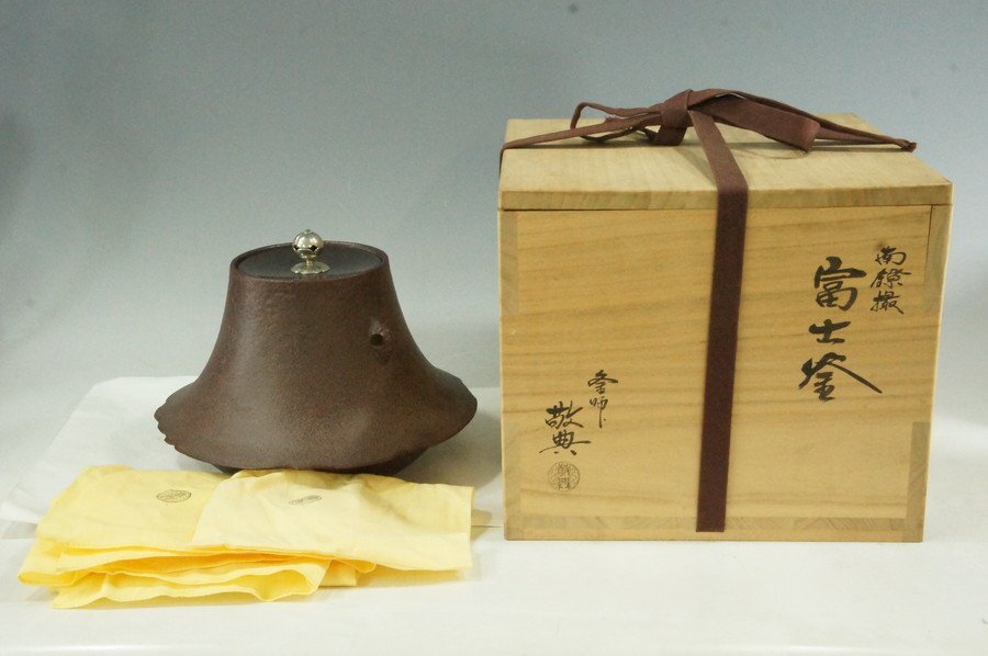 T 人間国宝 釜師 高橋敬典 南陵摘 富士釜 山形鋳物名工作の茶釜 T 人間国宝 釜師 高橋敬典 南陵摘 富士釜 山形鋳物名工作の茶釜