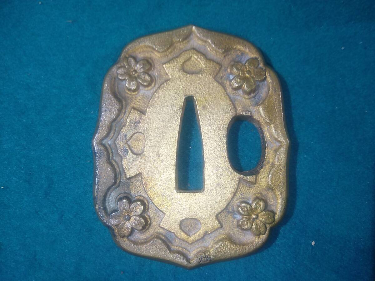 日本刀 軍刀 昭和期 鍔 縁頭 柄前切羽 本歌部品(鍔、刀装具 日本刀 軍刀 昭和期 鍔 縁頭 柄前切羽 本歌部品(鍔、刀装具