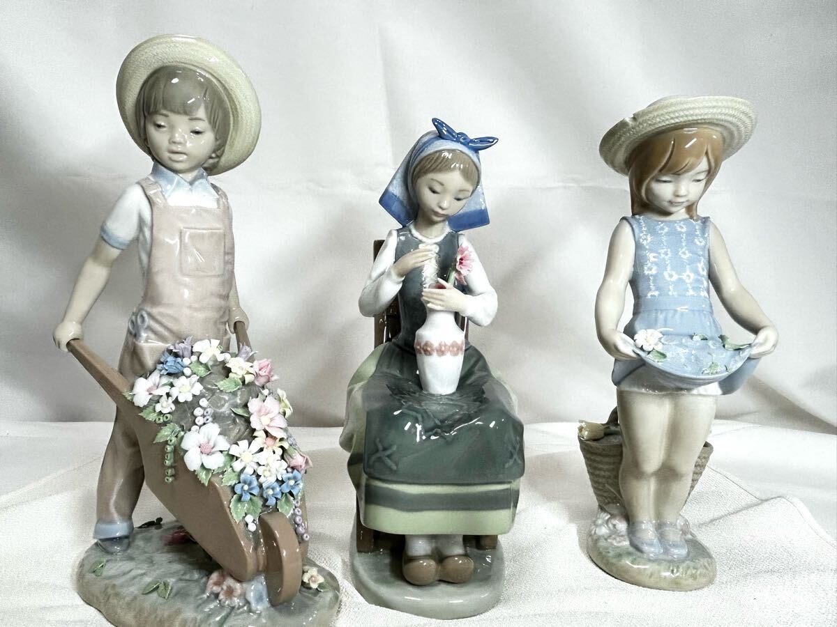LLADRO リヤドロ スカートの中に花いっぱい・花車・椅子に座る LLADRO リヤドロ スカートの中に花いっぱい・花車・椅子に座る