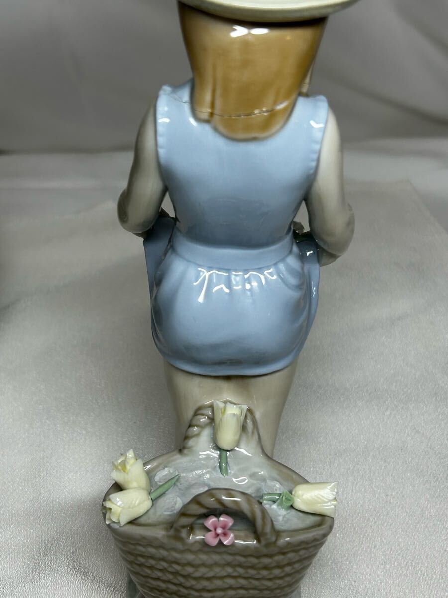 LLADRO リヤドロ スカートの中に花いっぱい・花車・椅子に座る LLADRO リヤドロ スカートの中に花いっぱい・花車・椅子に座る