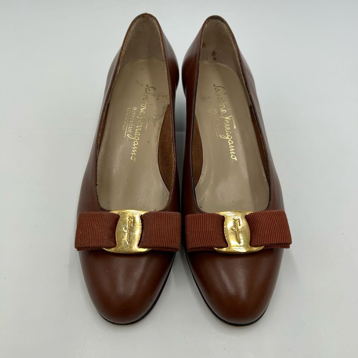 A ■ イタリア制 '高級感溢れる' Salvatore Ferragamo サルヴァトーレフェラガモ 本革 ヴァラリボン ヒール パンプス 6.5C 23.5cm 婦人靴