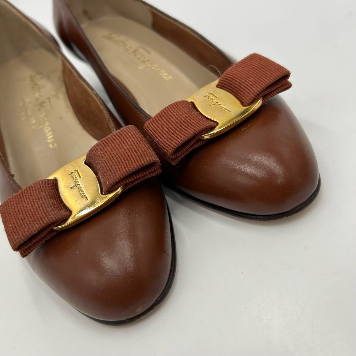 A ■ イタリア制 '高級感溢れる' Salvatore Ferragamo サルヴァトーレフェラガモ 本革 ヴァラリボン ヒール パンプス 6.5C 23.5cm 婦人靴