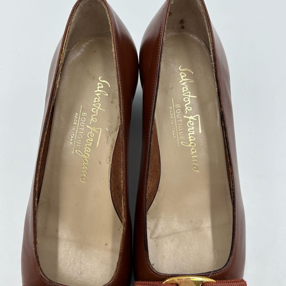 A ■ イタリア制 '高級感溢れる' Salvatore Ferragamo サルヴァトーレフェラガモ 本革 ヴァラリボン ヒール パンプス 6.5C 23.5cm 婦人靴
