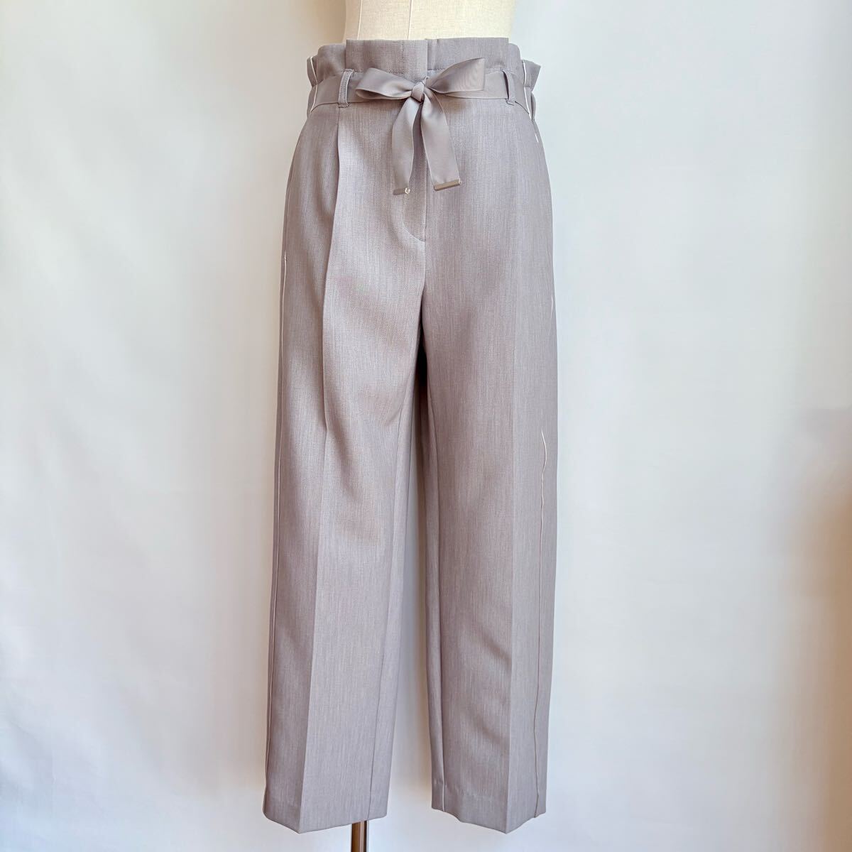 未使用品4万円 ブランベールblancvert リボン付きハイウエストパンツ フォーマルからカジュアル センタープレス グレー フェミニンボトムス_画像2