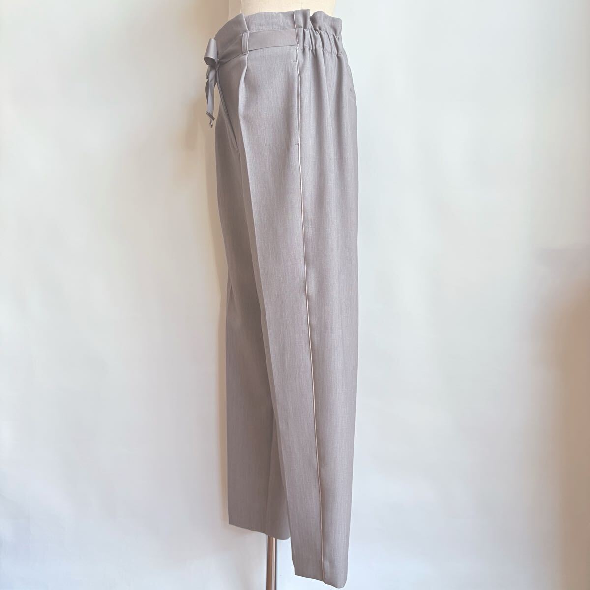 未使用品4万円 ブランベールblancvert リボン付きハイウエストパンツ フォーマルからカジュアル センタープレス グレー フェミニンボトムス_画像4