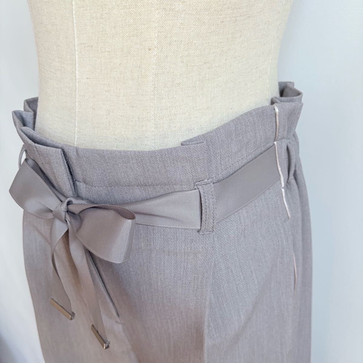 未使用品4万円 ブランベールblancvert リボン付きハイウエストパンツ フォーマルからカジュアル センタープレス グレー フェミニンボトムス_画像8