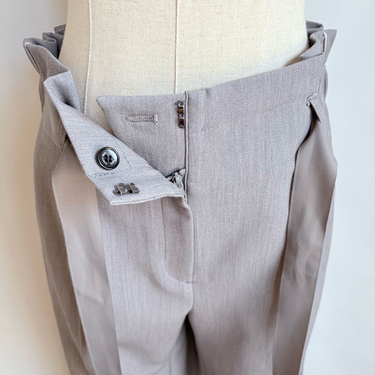 未使用品4万円 ブランベールblancvert リボン付きハイウエストパンツ フォーマルからカジュアル センタープレス グレー フェミニンボトムス_画像9