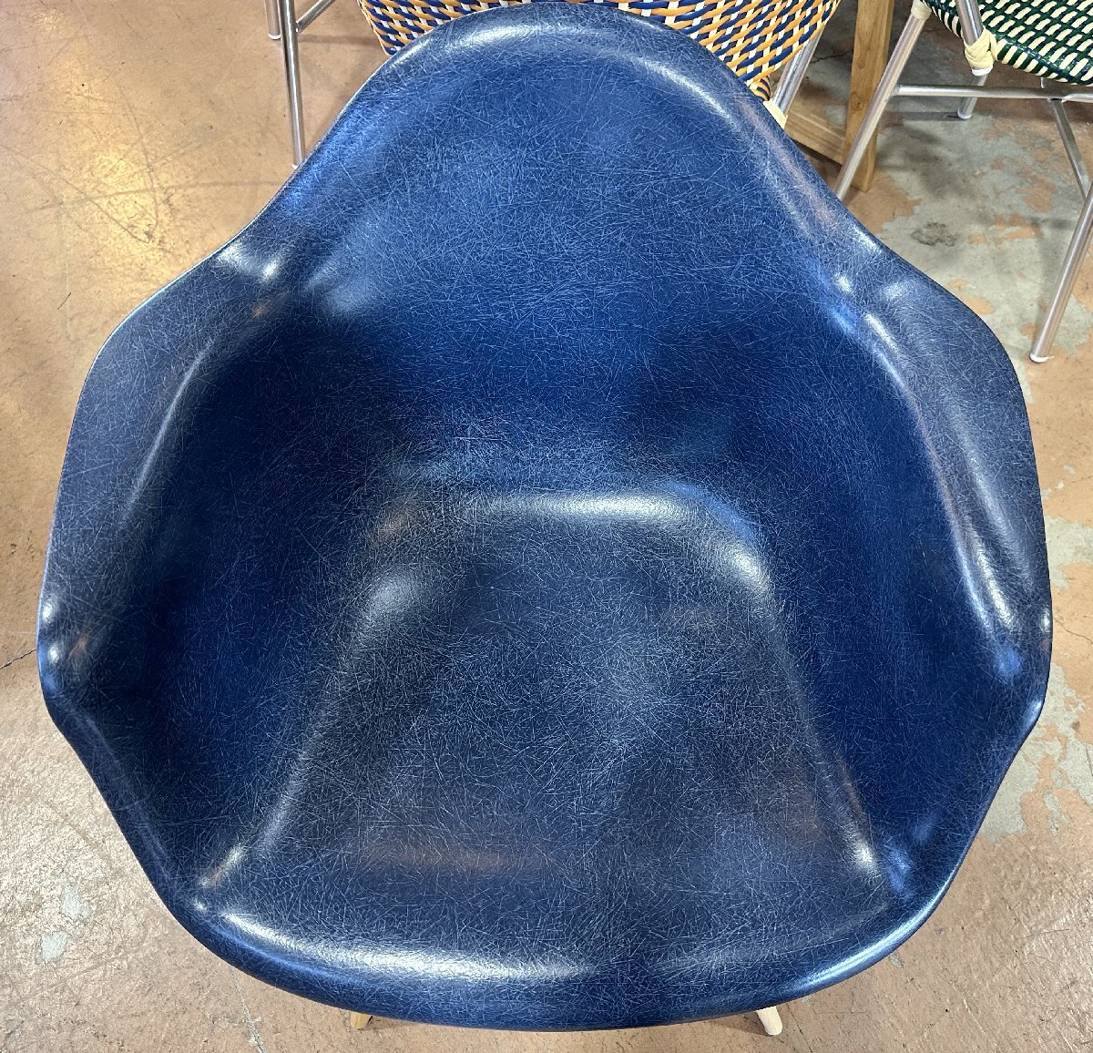 美品 HermanMiller　ハーマンミラー アームシェルチェア DFAW BKUL ダウェルベース ファイバーグラスシートモデル イームズ
