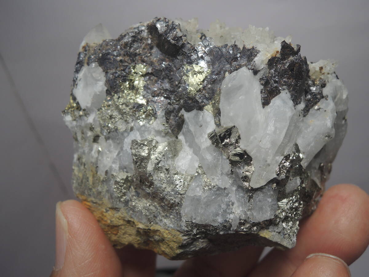 ONo.56国産鉱物 尾太鉱山 閃亜鉛鉱・水晶・黄鉄鉱群晶標本 *碧 ONo.56国産鉱物 尾太鉱山 閃亜鉛鉱・水晶・黄鉄鉱群晶標本 *碧