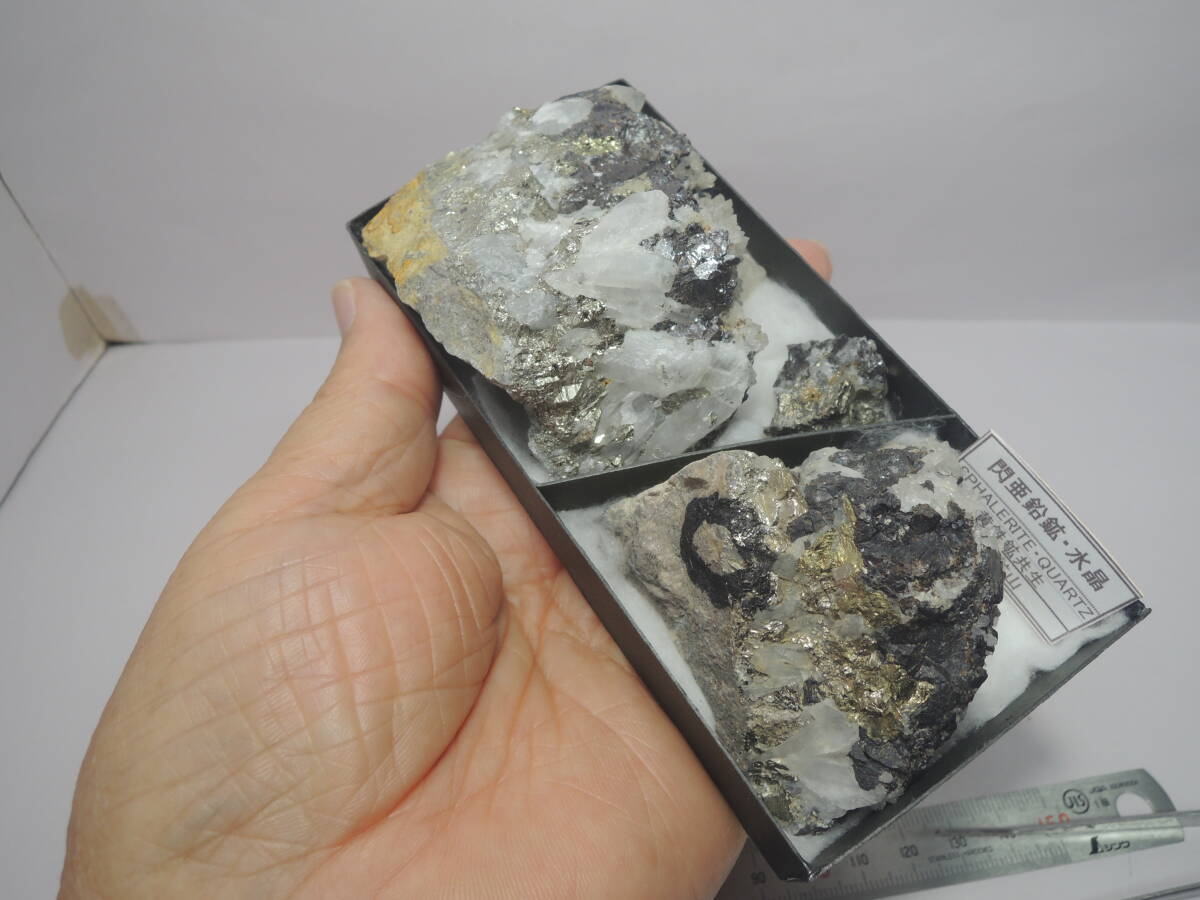 ONo.56国産鉱物 尾太鉱山 閃亜鉛鉱・水晶・黄鉄鉱群晶標本 *碧 ONo.56国産鉱物 尾太鉱山 閃亜鉛鉱・水晶・黄鉄鉱群晶標本 *碧