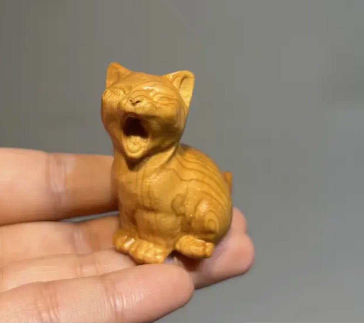 あくび猫 木彫り かわいい猫のフィギュア ミニチュアネコ 装飾品 置物 サイズ高さ約4.2cm×3cm