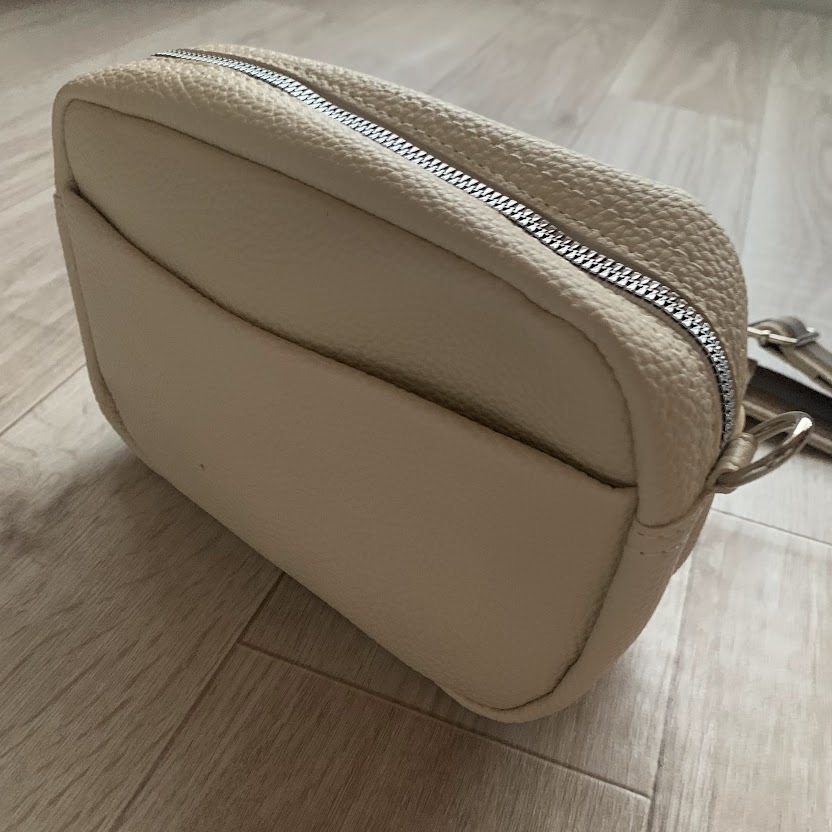 ■新品■ミニショルダーバッグ　【オフホワイト】大人気　使いやすい　かわいい　おしゃれ　肩掛け　トレンド　斜めがけ　ポシェット