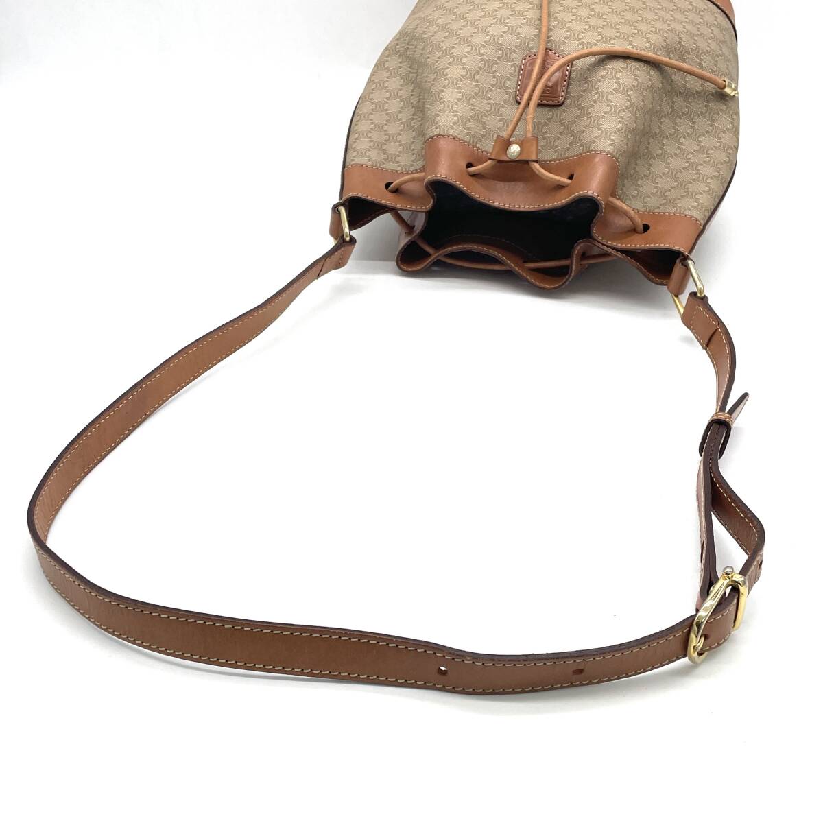 1円 美品 CELINE セリーヌ マカダム トリオンフロゴ 巾着 1円 美品 CELINE セリーヌ マカダム トリオンフロゴ 巾着