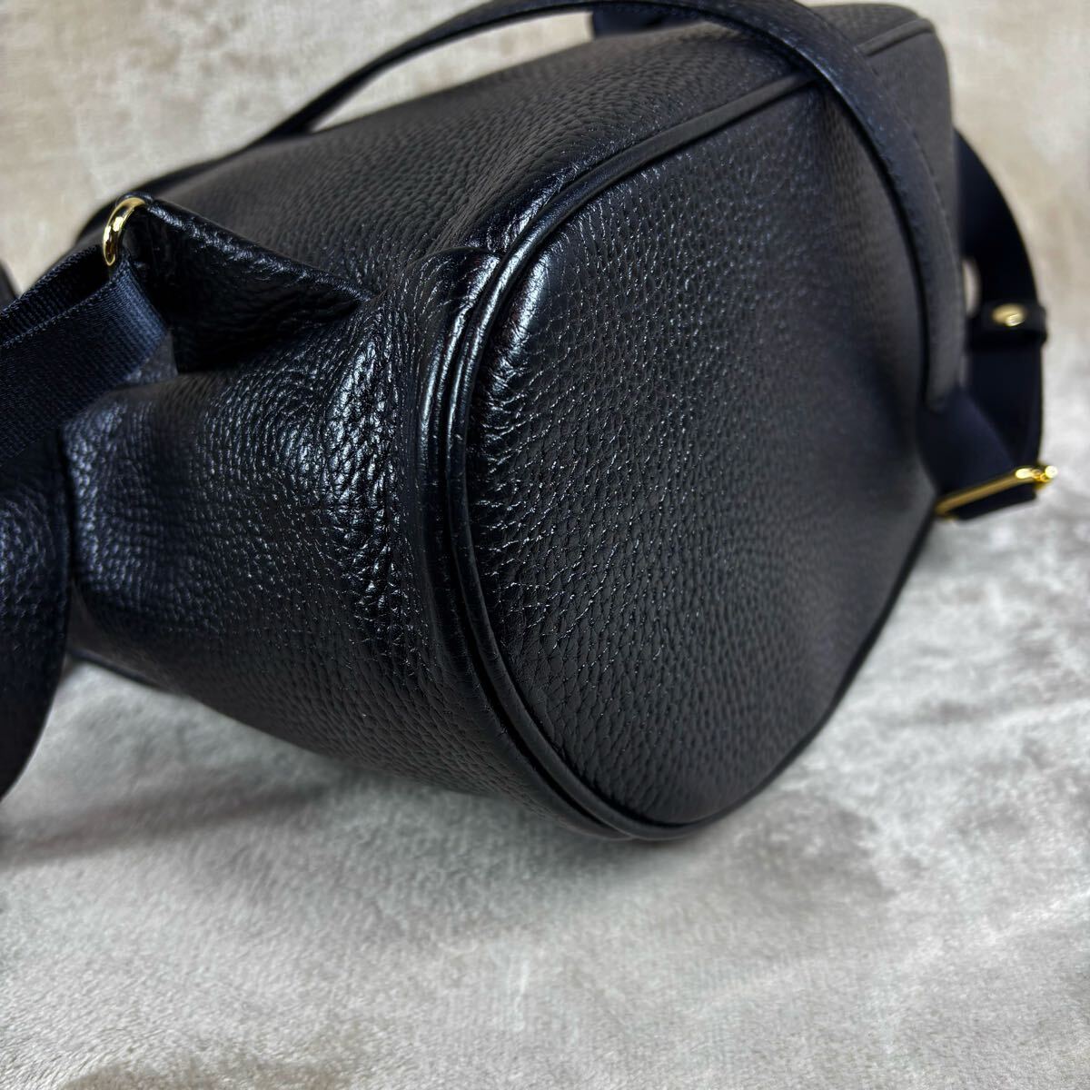 A4可 美品 コーチ レザー リュック ロゴ型押し ファスナー