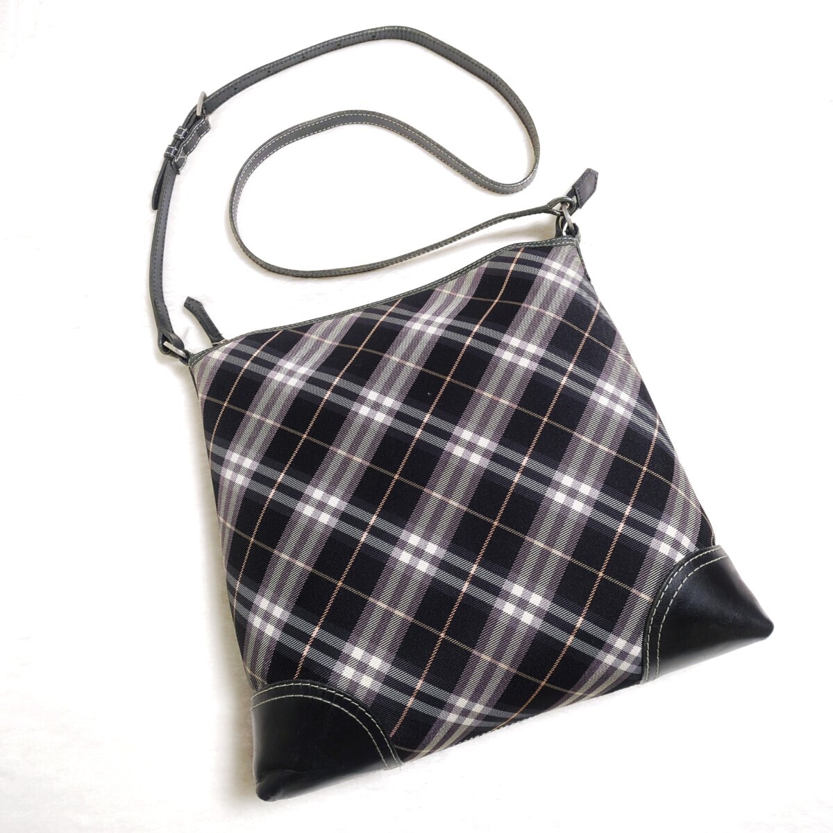 【美品】BURBERRY BLUE LABEL バーバリーブルーレーベル ブラック系 ノバチェック ショルダーバッグ 斜め掛けバッグ ロゴ刻印金具 レザー