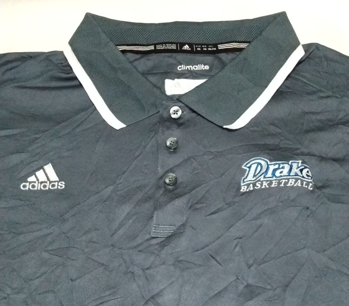 ☆adidas.com サイズ2XL ポロ半袖シャツ ストレッチ3つボタンCLIMALITEグレイGLAY白ワンポイント スポーツ ファッション ウェア アディダス