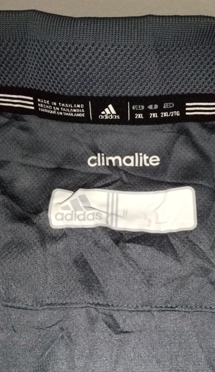 ☆adidas.com サイズ2XL ポロ半袖シャツ ストレッチ3つボタンCLIMALITEグレイGLAY白ワンポイント スポーツ ファッション ウェア アディダス