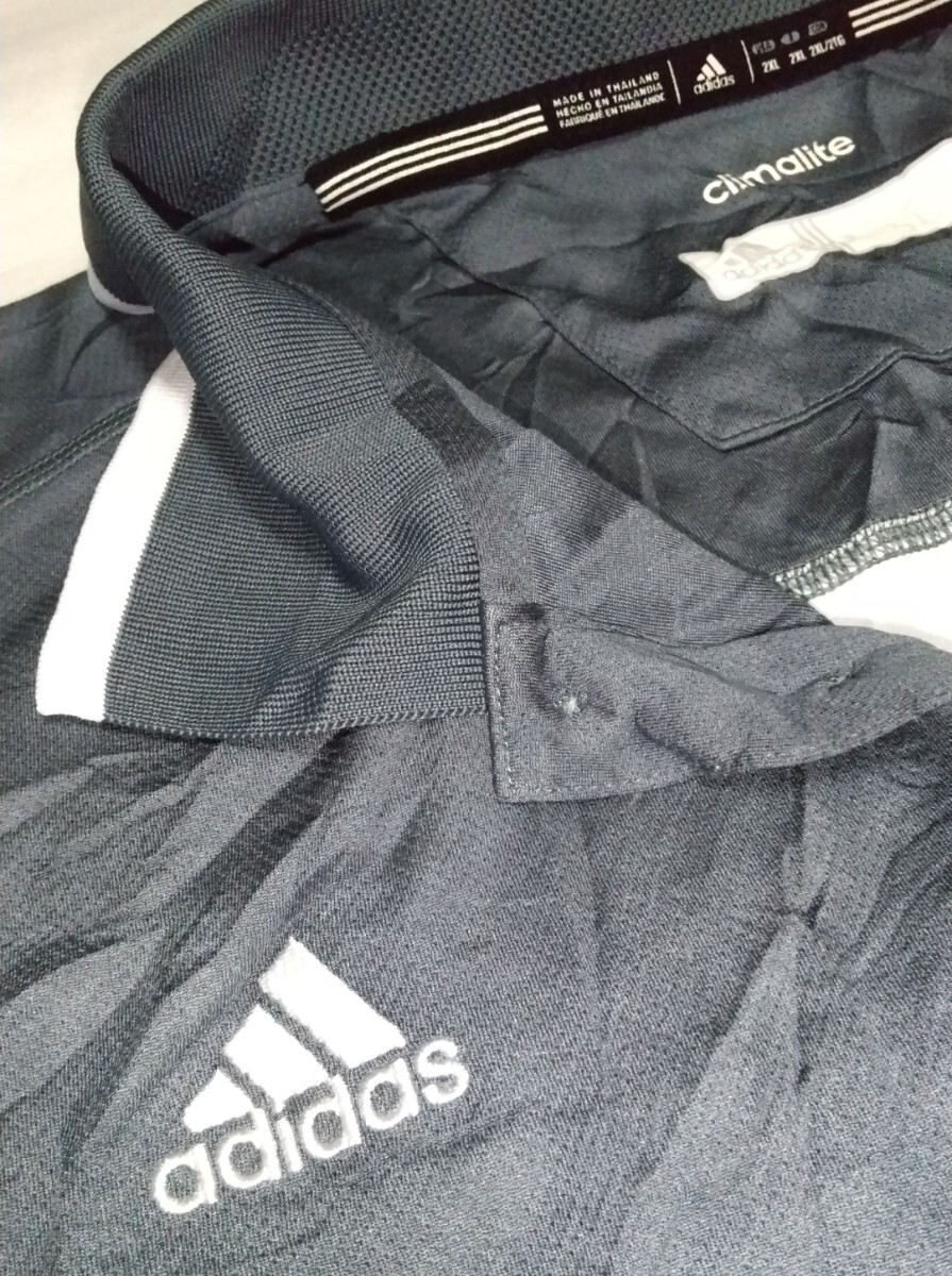 ☆adidas.com サイズ2XL ポロ半袖シャツ ストレッチ3つボタンCLIMALITEグレイGLAY白ワンポイント スポーツ ファッション ウェア アディダス