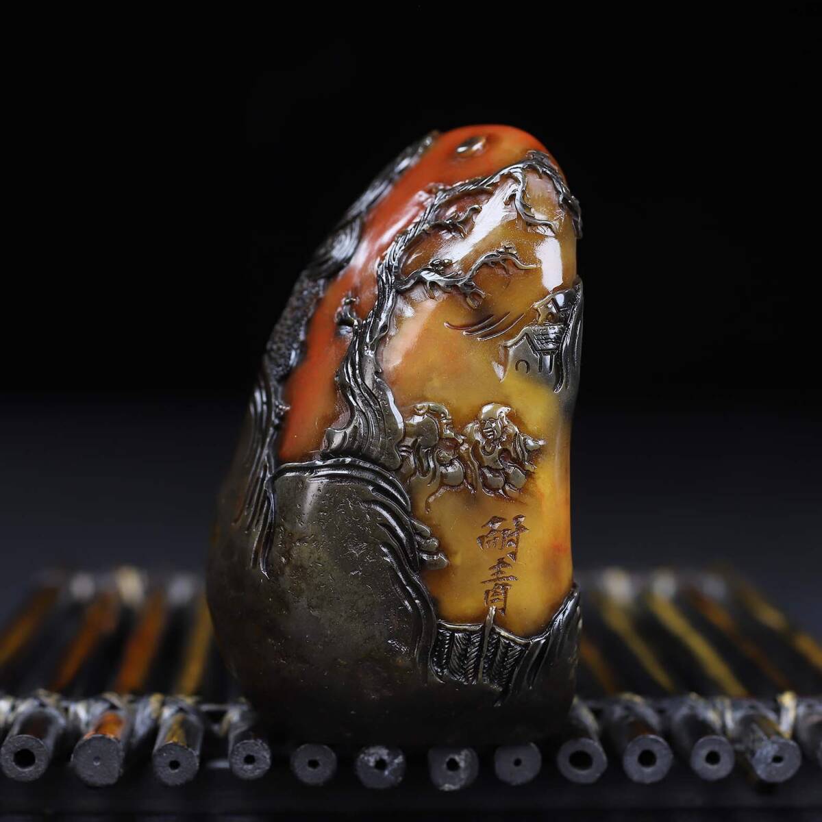 仁】『寿山石・烏鴉皮・田黄石・細密彫・松下人物紋印章・置物・賞物