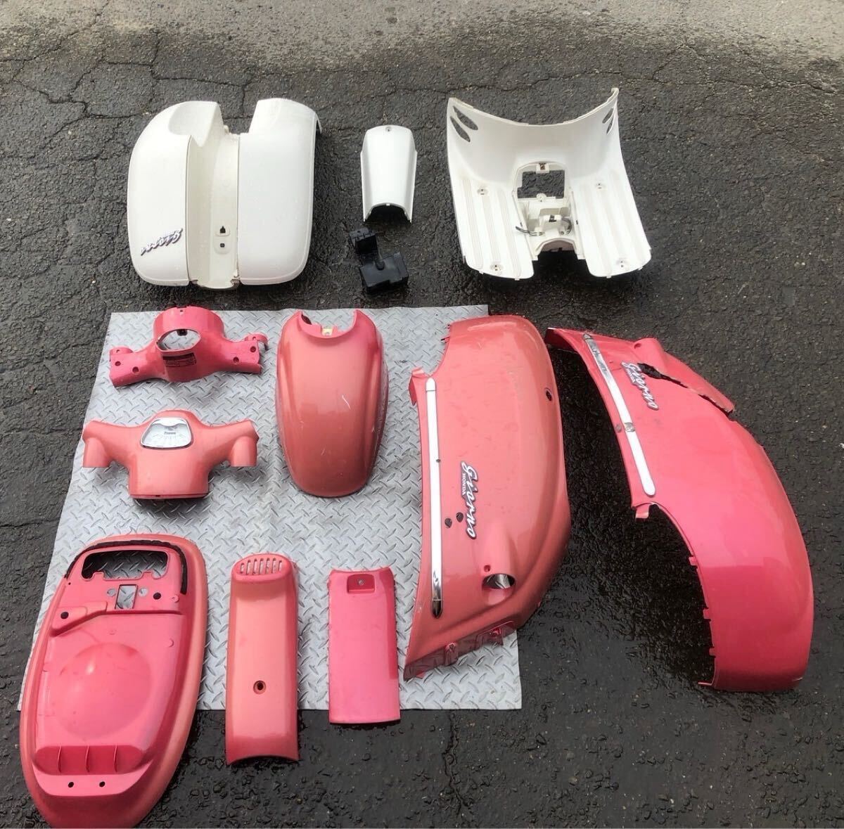 57953■ ジョルノ AF24 (14番台〜) 純正 インナー ボード サイド カバー フロント フェンダー シート 外装 センター メーター ピンク_画像1