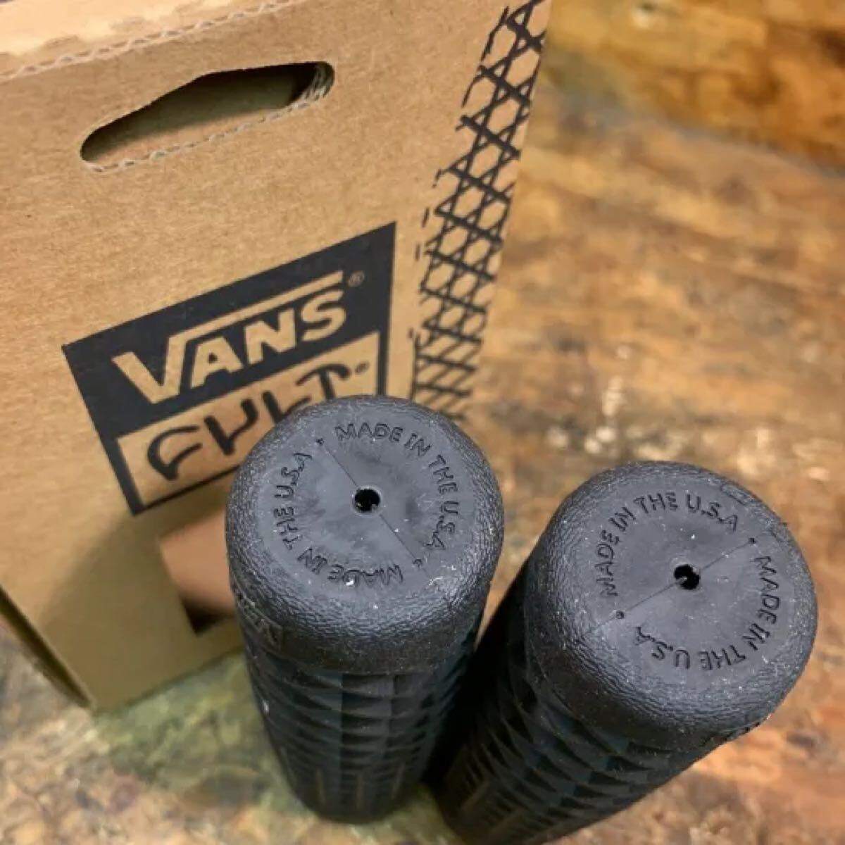 ハーレー　VANS　グリップ　1インチバー用　トライアンフ　カスタム　チョッパー　ボバー　ストリート　VANS/CULT　BLACK(0630-2359)