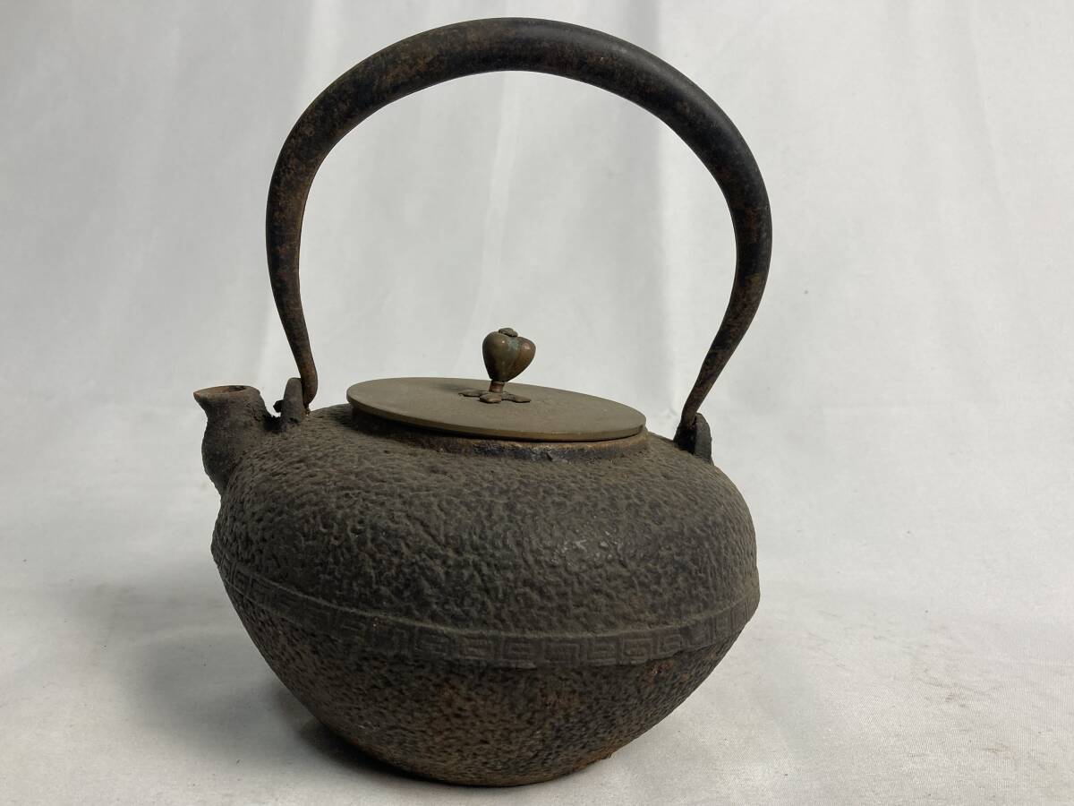 1301 龍文堂 造 鉄瓶 銅製蓋 時代鉄瓶 時代物 煎茶道具 龍文堂造 鉄瓶(1301 龍文堂 造 鉄瓶 銅製蓋 時代鉄瓶 時代物