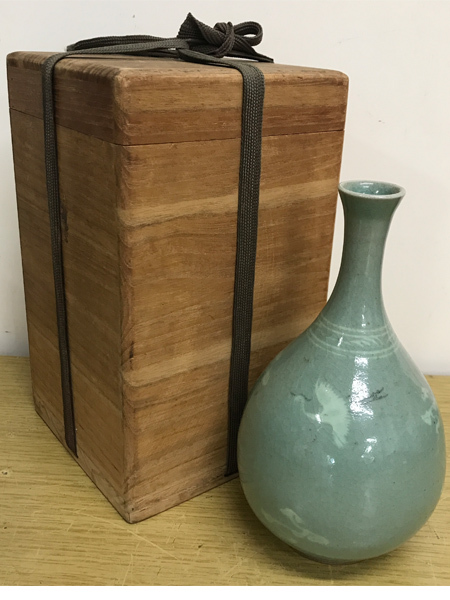 Sその他◇韓国人間文化財 柳根瀅 海剛 作 青磁花瓶 雲鶴紋 花器 Sその他◇韓国人間文化財 柳根瀅 海剛 作 青磁花瓶 雲鶴紋 花器