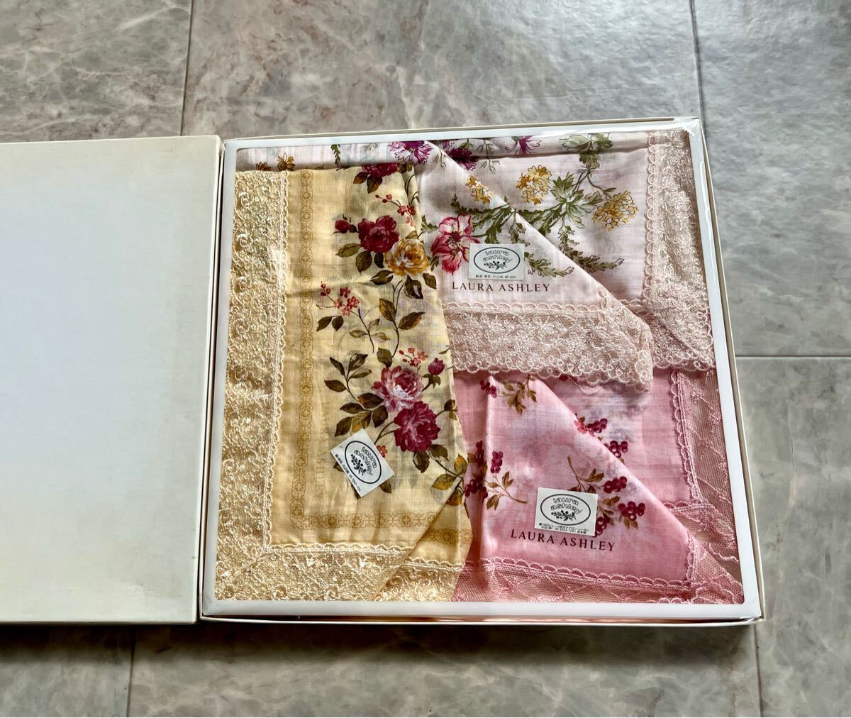 laura ashleyローラアシュレイ　レース付大判ハンカチ50×50 3枚　スカーフ　ひざ掛　川辺(株)日本制 