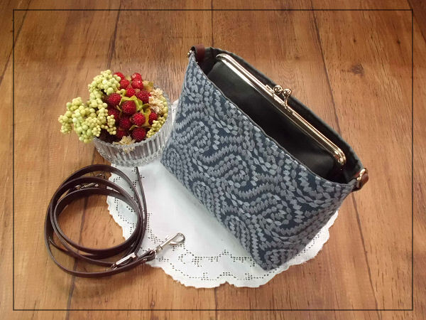 スマホ ポシェット＊16cmがま口 刺繍生地　ペイスリー柄　グレー＊ハンドメイド＊がま口ポーチ＊スマホショルダー スマホケース