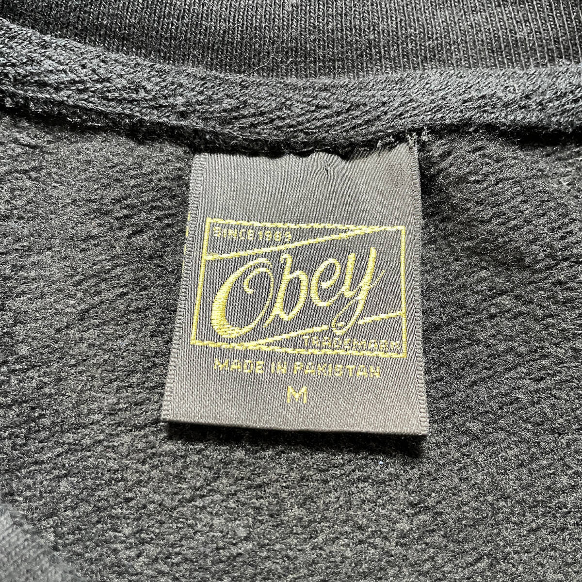 【期間限定SALE】 USA 古着 スウェット トレーナー OBEY オベイ 短丈 ロゴ プリント ブラック 黒 メンズM クルーネック BD0358_画像5