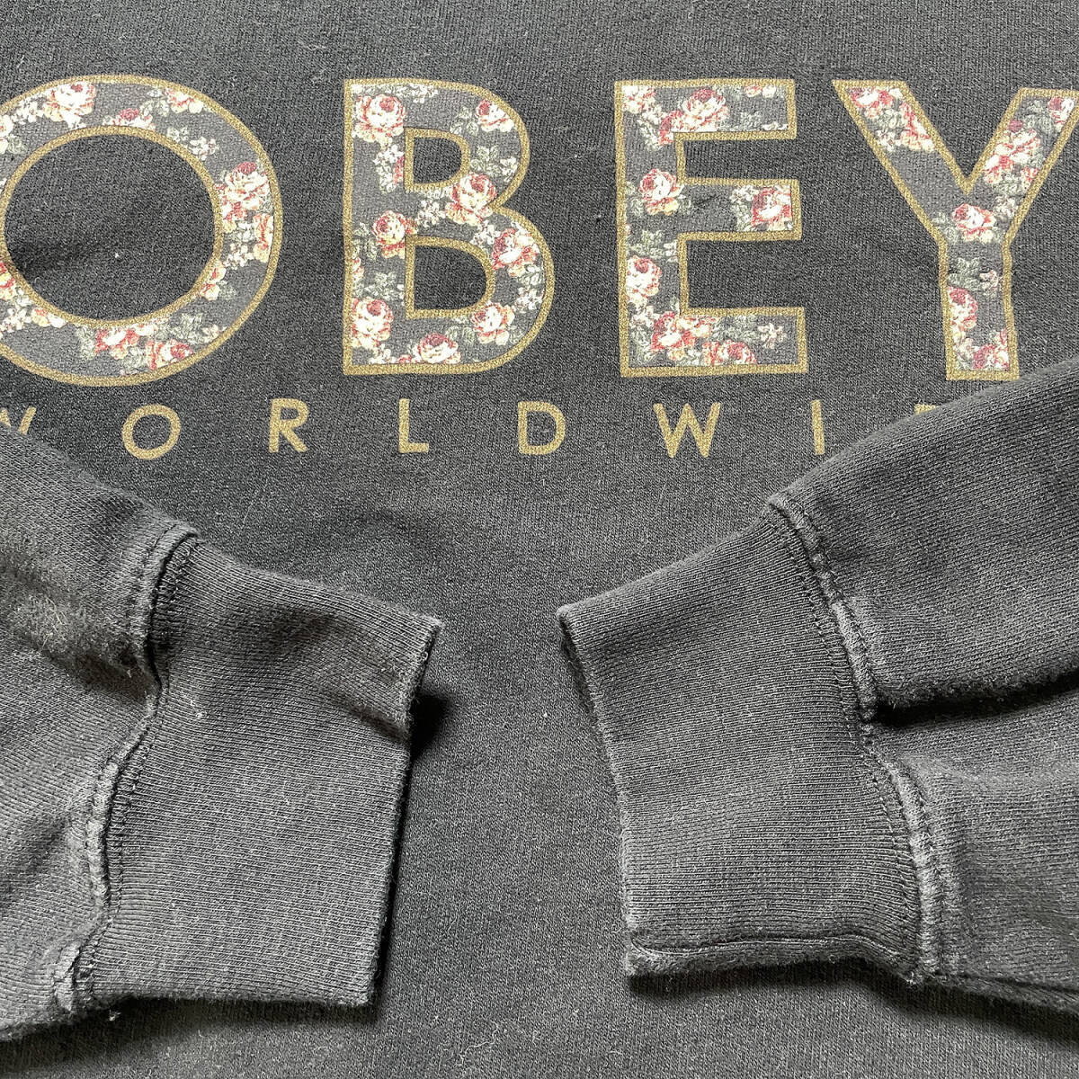 【期間限定SALE】 USA 古着 スウェット トレーナー OBEY オベイ 短丈 ロゴ プリント ブラック 黒 メンズM クルーネック BD0358_画像4