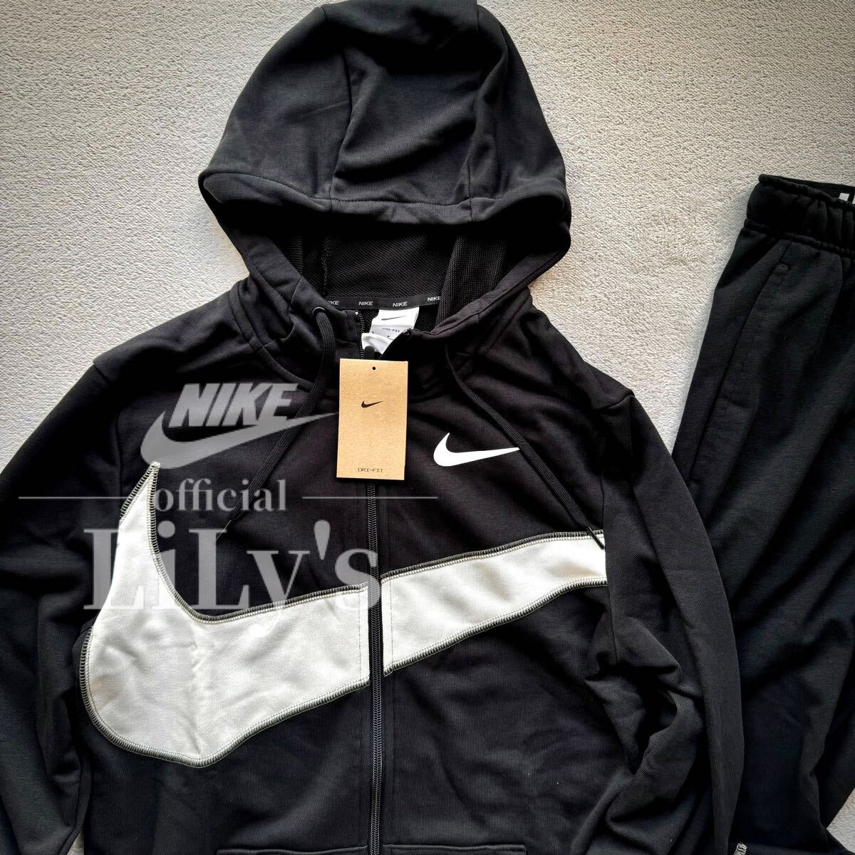 新品 NIKE上下セットアップ XLサイズ 黒白 ビッグスウォッシュ