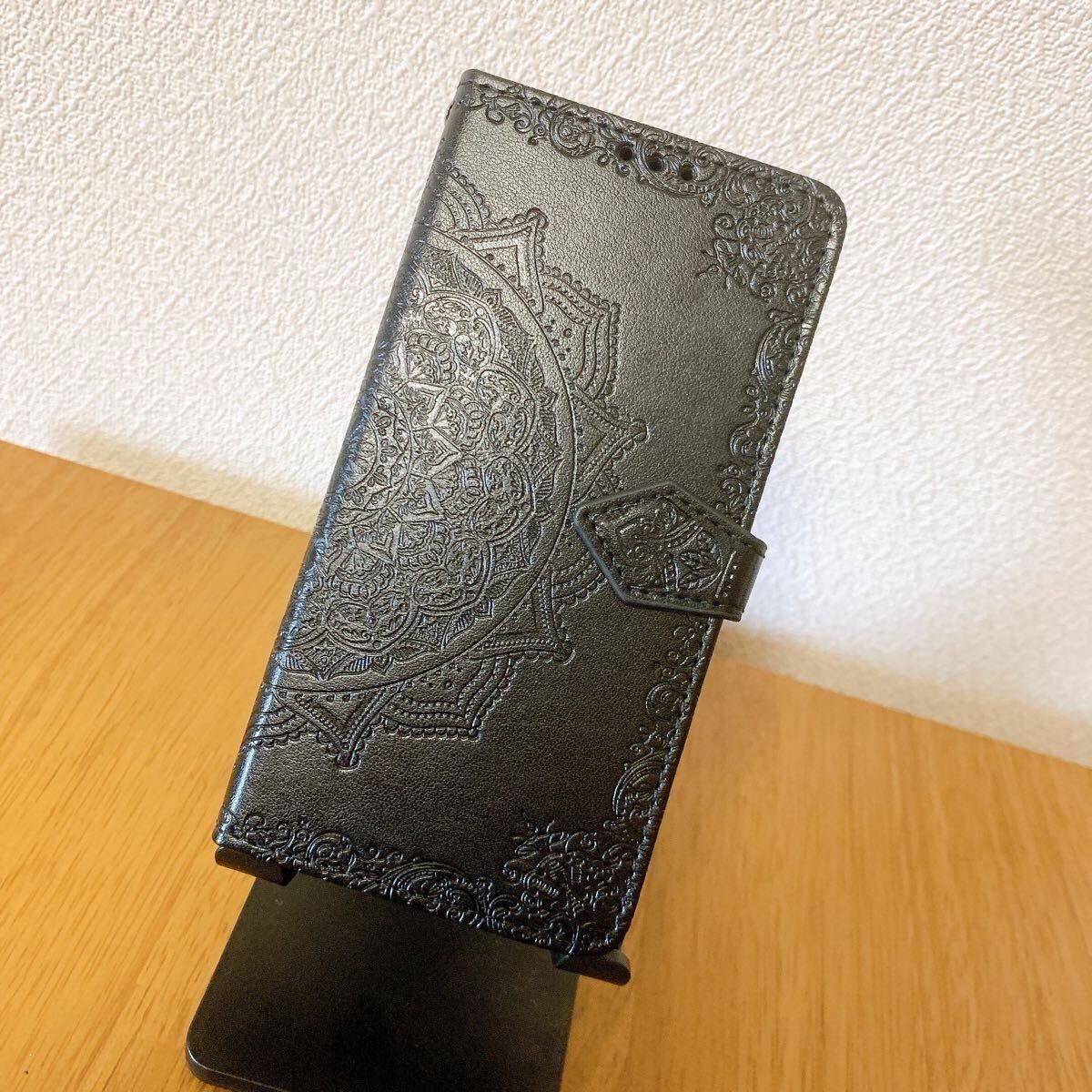 エンボス加工スマホケース 手帳型 iPhone13/14 ブラック