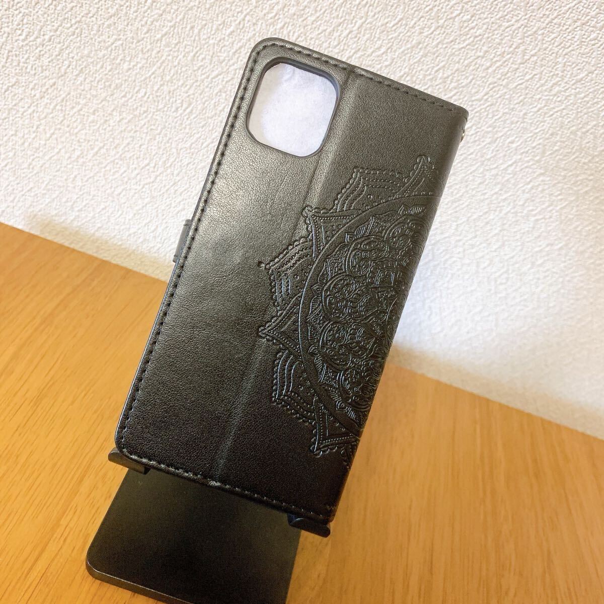 エンボス加工スマホケース 手帳型 iPhone13/14 ブラック